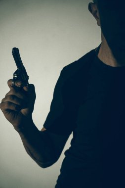 Silahlı katil tabanca sanatsal fotoğraf kitabı kapağı tasarımı renkli ve aydınlatmalı..