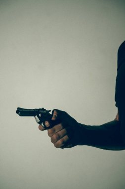 Silahlı katil tabanca sanatsal fotoğraf kitabı kapağı tasarımı renkli ve aydınlatmalı..