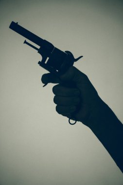 Silahlı katil tabanca sanatsal fotoğraf kitabı kapağı tasarımı renkli ve aydınlatmalı..