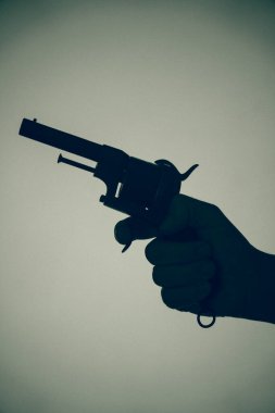 Silahlı katil tabanca sanatsal fotoğraf kitabı kapağı tasarımı renkli ve aydınlatmalı..