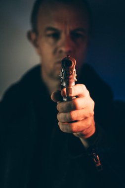 Silahlı katil tabanca sanatsal fotoğraf kitabı kapağı tasarımı renkli ve aydınlatmalı..