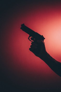 Silahlı katil tabanca sanatsal fotoğraf kitabı kapağı tasarımı renkli ve aydınlatmalı..