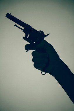 Silahlı katil tabanca sanatsal fotoğraf kitabı kapağı tasarımı renkli ve aydınlatmalı..