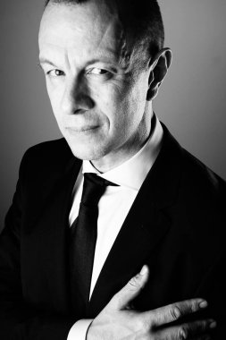  50 'lerin stüdyosundaki çekici adam siyah beyaz fotoğrafıyla çekildi..