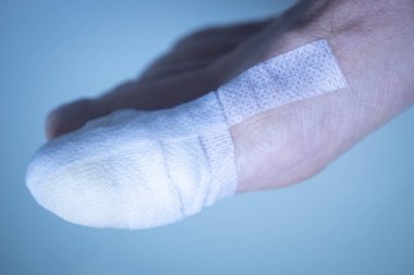 Klinikte ayak parmağı bandajı yaralanmış ayaklar..