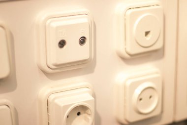 Müşteriler için duvar tanıtım modellerinde satışta olan ürünleri depola ve değiştir