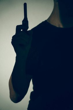 Silahlı katil tabanca sanatsal fotoğraf kitabı kapağı tasarımı renkli ve aydınlatmalı..