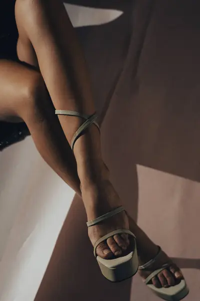Μοντέλο Ποζάρει Μακριά Σέξι Πόδια Φωτογραφία Στούντιο Royalty Free Φωτογραφίες Αρχείου
