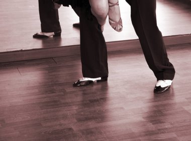 Balo dansı salsa eğitmenleri erkek ve kadın çift shcool prova odasında dans ediyorlar.