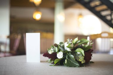 Düğün masası çiçekleri buket natürmort hayat fotoğrafı.
