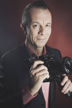 Stüdyoda takım elbiseli bir fotoğrafçı..