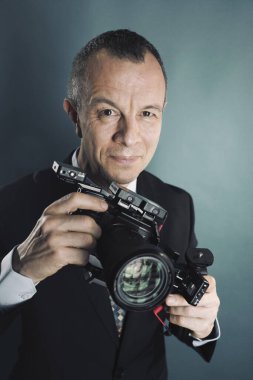 Stüdyoda takım elbiseli bir fotoğrafçı..