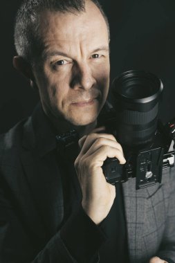 Stüdyoda takım elbiseli bir fotoğrafçı..