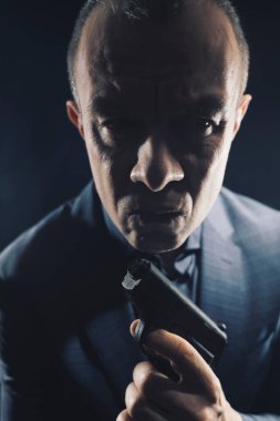 Zarif takım elbiseli, tişört kitaplı gerilim kapaklı tabancalı suikastçı casus katili..