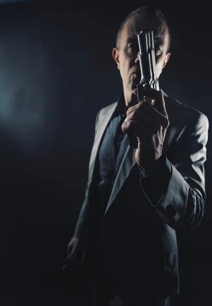 Spion Eleganten Anzug Mit Pistole Dunklen Studioaufnahmen Foto Mit Einfachem Stockbild