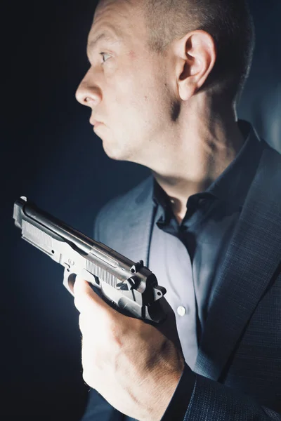 Espía Thriller Mafia Jefe Assasin Retrato Foto Traje Sosteniendo Pistola Imagen De Stock