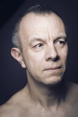 Çırılçıplak, yakışıklı, 50 'li yaşların çıplak, fotoğraf stüdyosunun aktörü..