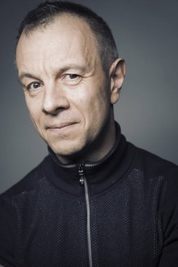 Yakışıklı, çekici, 50 'li yaşların stüdyo fotoğrafçısı, etkileyici yüzlü..