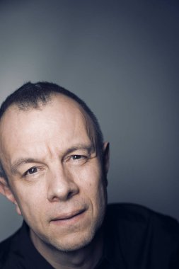 Stüdyo fotoğrafçısı. 50 'li yaşların düşünceli yüz ifadesi..