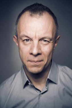 Stüdyo fotoğrafçısı. 50 'li yaşların düşünceli yüz ifadesi..