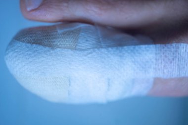 Klinikte ayak parmağı bandajı yaralanmış ayaklar..
