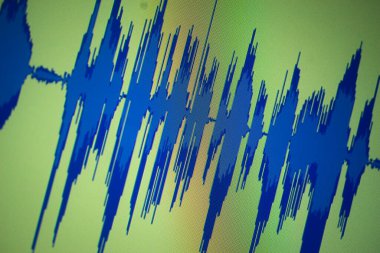 Stüdyo ses sanatçısı diyalog ses dalgalarını bilgisayar ekranında kaydediyor.