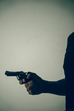 Silahlı katil tabanca sanatsal fotoğraf kitabı kapağı tasarımı renkli ve aydınlatmalı..