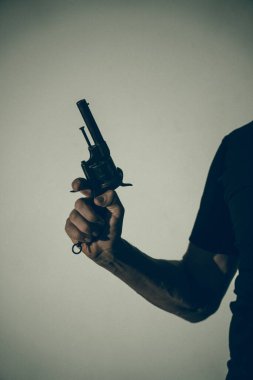 Silahlı katil tabanca sanatsal fotoğraf kitabı kapağı tasarımı renkli ve aydınlatmalı..