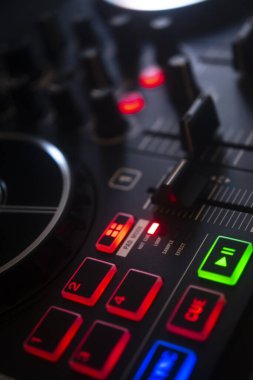 DJ renkli düğün partisi ışıklarıyla masa pikabı karıştırıyor..
