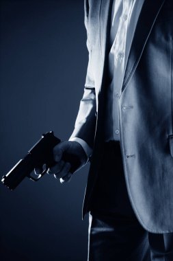 Elinde tabanca tabancası olan eski bir gizli ajan klasik gerilim filmi kapak fotoğrafı..       