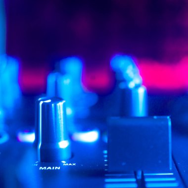 Dj gece kulübü DJ 'i, piknik masaları üzerinde masa başı müziğini karıştırıyor..