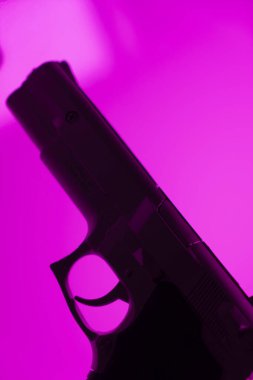 Otomatik 9mm tabanca silahı gerilim kitabı kapağı tasarım fotoğrafı.