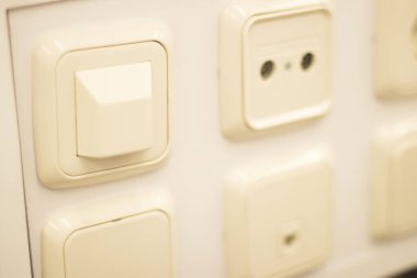 Müşteriler için duvar tanıtım modellerinde satışta olan ürünleri depola ve değiştir