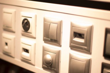 Müşteriler için duvar tanıtım modellerinde satışta olan ürünleri depola ve değiştir