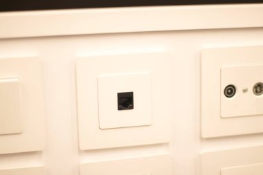 Müşteriler için duvar tanıtım modellerinde satışta olan ürünleri depola ve değiştir