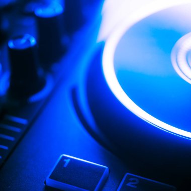 DJ masa pikaplarını karıştırıyor gece kulübü disko ışıkları kare albüm kapağı tasarımı.