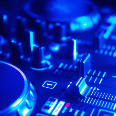 DJ masa pikaplarını karıştırıyor gece kulübü disko ışıkları kare albüm kapağı tasarımı.