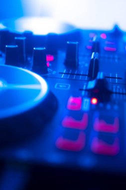 DJ renkli düğün partisi ışıklarıyla masa pikabı karıştırıyor..