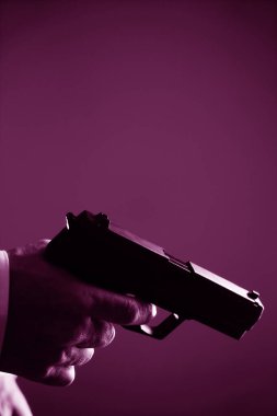 Elinde tabanca tabancası olan eski bir gizli ajan klasik gerilim filmi kapak fotoğrafı..       