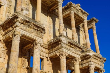 Türkiye 'nin Efes Arkeoloji Bölgesi' nde antik bir Roma binası olan Celsus Kütüphanesi