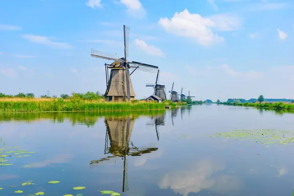 Molens Reflectie Het Water Kinderdijk Een Unesco Werelderfgoed Rotterdam Nederland Rechtenvrije Stockfoto's