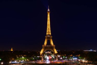Paris, Fransa 'da gece Eyfel Kulesi' nde ışıklar açık