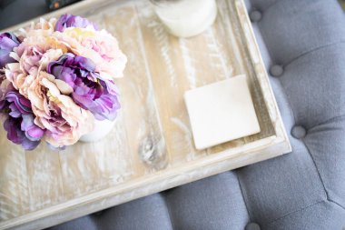 Çiftlik evi tarzı sehpa servis tepsisi.