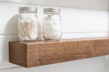 Kavanozdaki pamuklu çubuklar.