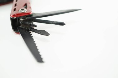 Beyaz arkaplana yerleştirilmiş kırmızı saplı metal iş aracının yakın görünümü