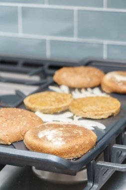 Biftek üzerine sebzeli burger.