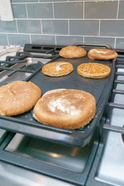 Biftek üzerine sebzeli burger.