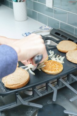 Biftek üzerine sebzeli burger.