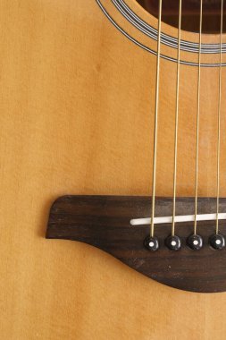 Akustik gitar köprüsüne yakın çekim