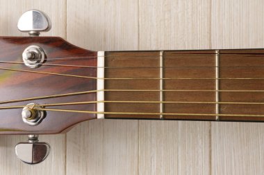 Akustik gitar başına yakın çekim